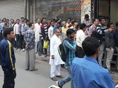 दिल्ली में सोमवार को भी दिखीं बैंक के बाहर लंबी कतारें, कई एटीएम बंद रहे