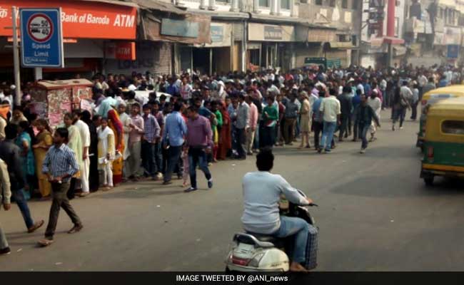 रविवार को भी रही दिल्ली में बैंको में भारी भीड़, लोग परेशान