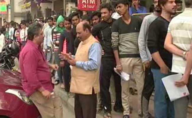 बैंकों के बाहर लंबी लाइनों में लगे लोगों को स्वयंसेवकों ने फ्री नाश्ता और सलाह सरीखी मदद दी