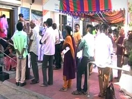 कानपुर : नोट बदलने की सीमा कम होने से बैंकों में भीड़ घटी, दलाल गायब कानपुर : नोट बदलने की सीमा कम होने से बैंकों में भीड़ घटी, दलाल गायब