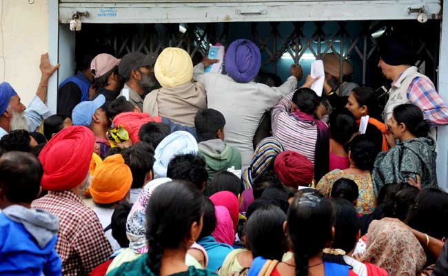 नोटबंदी : कहीं नाराज लोगों ने बैंक के गेट का ताला तोड़ा तो कहीं नकदी संकट के विरोध में प्रदर्शन