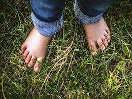 Benefits Of Barefoot Walking: नंगे पैर चलना सेहत के लिए कैसे फायदेमंद है? यहां जानें 5 जबरदस्त स्वास्थ्य लाभ Benefits Of Barefoot Walking: नंगे पैर चलना सेहत के लिए कैसे फायदेमंद है? यहां जानें 5 जबरदस्त स्वास्थ्य लाभ