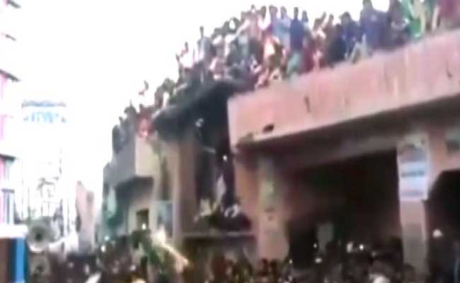 कैमरे में कैद : बरेली में मेले का आनंद ले रहे लोगों पर गिरा छज्जा, दो मरे, 12 घायल