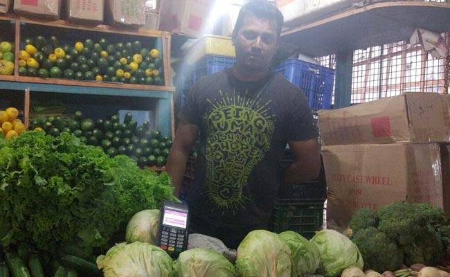 बेंगलुरु : सब्ज़ी और फलों का भुगतान प्लास्टिक मनी से ले रहे विक्रेता