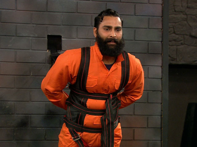 <i>Bigg Boss 10</i>: Bani Paints Hoodie, Manveer Shaves Beard to Save Friends