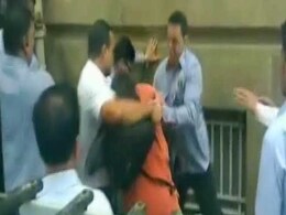 साइरस मिस्त्री के सुरक्षाकर्मियों और मीडिया के बीच धक्कामुक्की, एक फोटोग्राफर चोटिल साइरस मिस्त्री के सुरक्षाकर्मियों और मीडिया के बीच धक्कामुक्की, एक फोटोग्राफर चोटिल