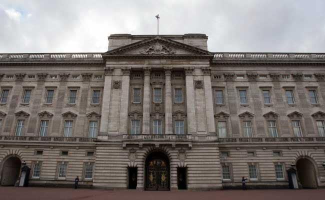 Man Arrested Outside Buckingham Palace For Throwing Suspected Shotgun Cartridges