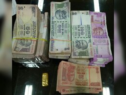 नोटंबदी की वजह से नकदी संकट के बीच अहमदाबाद में कार से मिले 2000 रुपये के 500 नए नोट नोटंबदी की वजह से नकदी संकट के बीच अहमदाबाद में कार से मिले 2000 रुपये के 500 नए नोट