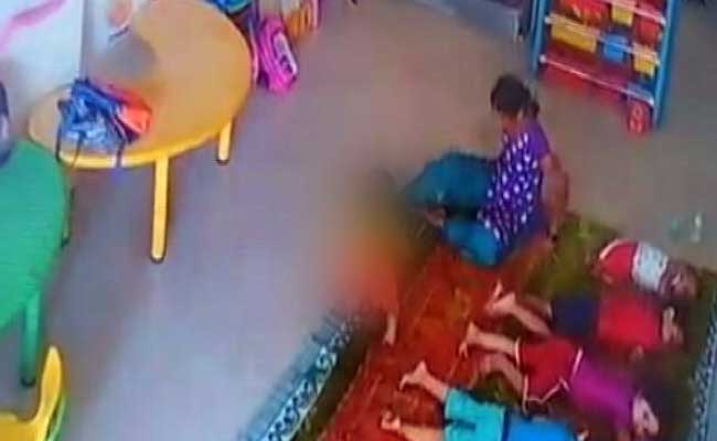 नवी मुंबई : प्ले स्कूल में 10 महीने की मासूम बच्ची को पीटने की वारदात सीसीटीवी में कैद