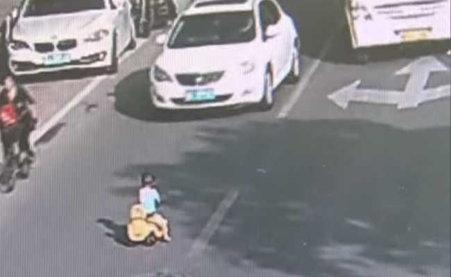 Incredible Moment Cop Saves Toddler Driving Toy Car Through Busy Road