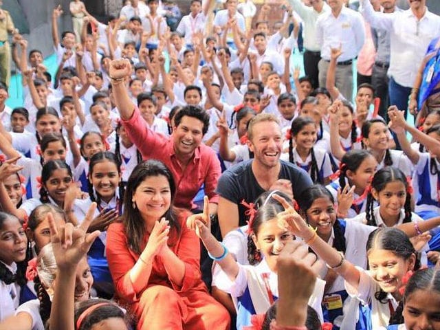 Chris Martin's Playing Cricket With Sachin Tendulkar, Clicking Selfies Before Global Citizen Festival
