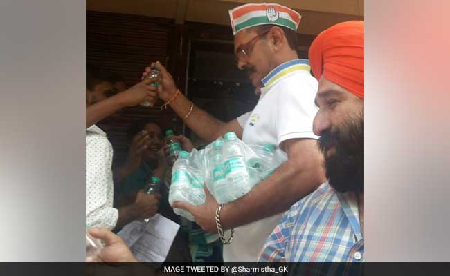 Congress Serves Refreshments To People Standing In Queue In Delhi, Bhopal Banks And ATMs