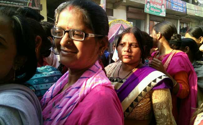 नोटबंदी के मसले पर पढ़ी-लिखी शकुंतला ने प्रधानमंत्री की तारीफ तो की लेकिन….