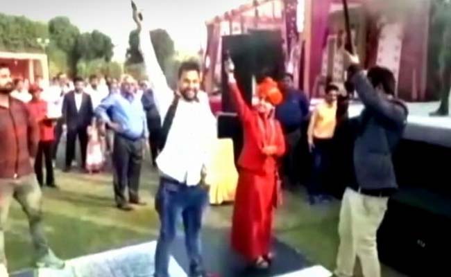 VIDEO : शादी के जश्न में साध्वी देवा ने चलाई गोलियां, 1 की मौत 5 घायल| जानें कौन हैं देवा ठाकुर