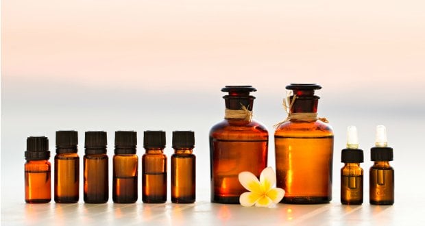 How To Use Essential Oils: कहीं आप गलत तरीके से तो नहीं कर रहे हैं इसेंशियल ऑयल का इस्तेमाल? यहां जानें सही तरीका