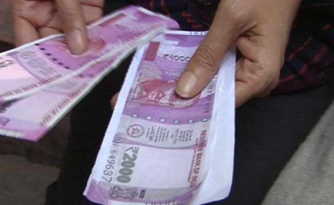 गुजरात में 2000 के नए नोटों में 27.6 लाख रुपये के साथ तीन लोग गिरफ्तार