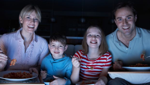 Dinner With TV May be a Recipe for Less Healthy Meals