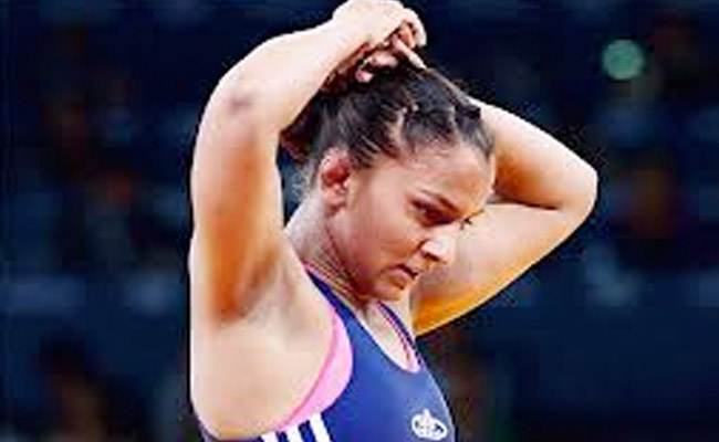 कुश्‍ती से ऐसा प्‍यार, मेहंदी लगे हाथों से अभ्‍यास में जुटेंगी गीता फोगट, शादी के बाद अखाड़े में लौटेंगी