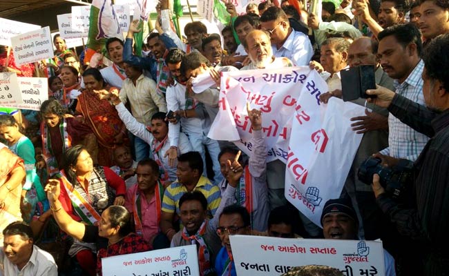 गुजरात : नोटबंदी के विरोध में कांग्रेस का 'रेल रोको', 'बस रोको' अभियान