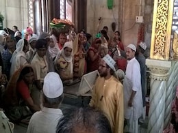 Women Re-Enter Mumbai's Haji Ali Dargah After 5 Years Women Re-Enter Mumbai's Haji Ali Dargah After 5 Years