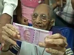 PM Narendra Modi's Mother Heeraben Visits Bank To Exchange Banned Rs 500 And 1,000 Notes