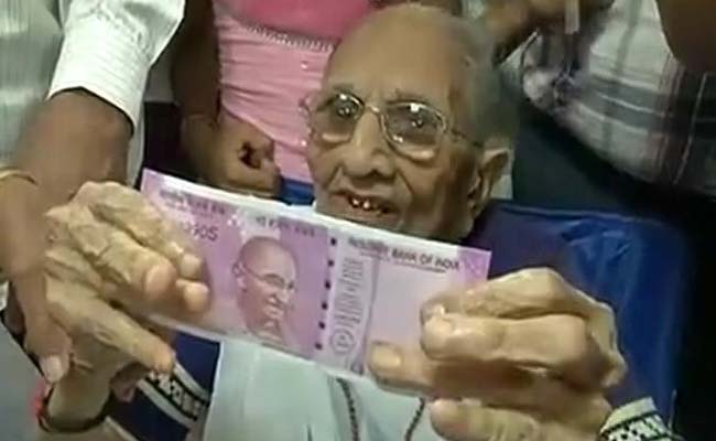 PM Narendra Modi's Mother Heeraben Visits Bank To Exchange Banned Rs 500 And 1,000 Notes
