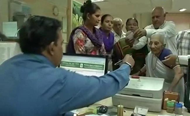 प्रधानमंत्री नरेंद्र मोदी की 97 वर्षीय मां हीराबेन पुराने नोट बदलने पहुंचीं बैंक में