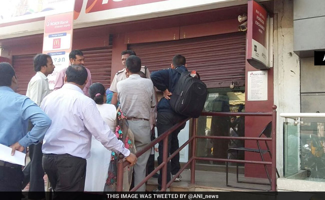 Long Queues At Banks In Hyderabad For Exchanging Banned 500 and 1000 Rupee Notes