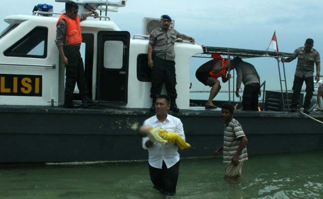 Boat Sinks Off Indonesian Island Killing 17, Says Disaster Agency