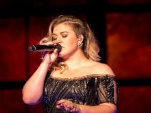 Kelly Clarkson Plans to Release New Single in...
