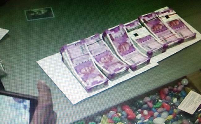 लातूर में कमीशन लेकर पुरानी नोट के बदले नई नोट देने के आरोप में 2 बैंक कर्मी गिरफ़्तार