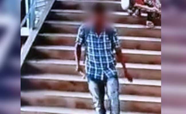 फर्जी फेसबुक प्रोफाइल बनाकर लड़कियों को ठगने वाला गिरफ्तार, 15 लड़कियों को बना चुका था शिकार फर्जी फेसबुक प्रोफाइल बनाकर लड़कियों को ठगने वाला गिरफ्तार, 15 लड़कियों को बना चुका था शिकार