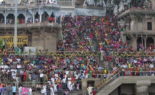 बनारस :  वर्षों पुरानी नागनथैया लीला को देखने उमड़ी भक्तों की भीड़, विदेशी पर्यटकों ने उठाया लुत्फ