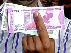 दिल्ली : बैंकों ने नोट बदलवाने वालों की उंगली पर अमिट स्याही का इस्तेमाल शुरू किया