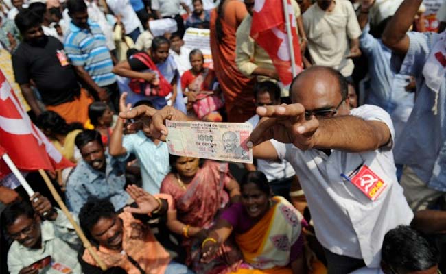 नोटबंदी: प्रधानमंत्री आवास की तरफ मार्च करने की कोशिश कर रहे 150 लोग हिरासत में लिए गए