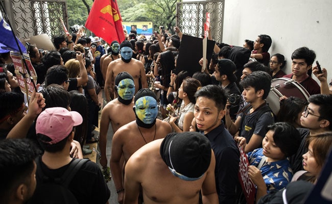 Nude Students, Filipino Activists Protest Dictator Ferdinand Marcos' Burial