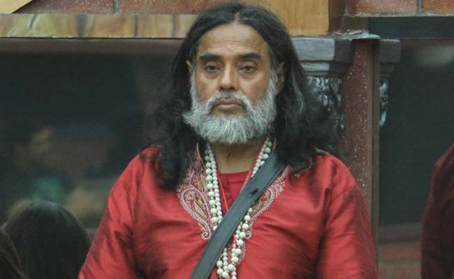 Bigg Boss 10 : ओम स्वामी ने मोनालिसा को कहा मनु पंजाबी की 'प्रेमिका', भड़के मनु