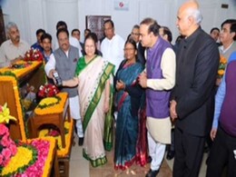 'कैशलेस भारत' की शुरुआत संसद भवन से, संसद की कैंटीन में लगाई गई स्वाइप मशीन 'कैशलेस भारत' की शुरुआत संसद भवन से, संसद की कैंटीन में लगाई गई स्वाइप मशीन