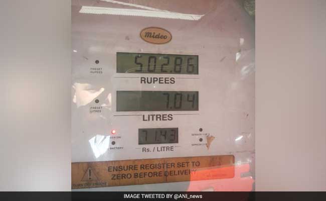 शिमला के पेट्रोल पंपों ने 'बनाया नियम', 500 रुपये से ज़्यादा का पेट्रोल नहीं भरेंगे