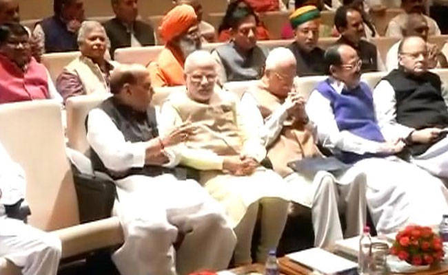 भावुक PM ने BJP सांसदों से कहा - नोटबंदी पर विपक्ष 'गलत जानकारी फैला' रहा है, आप जनता को बताएं सच्चाई