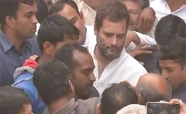 पूर्व सैनिक के अंतिम संस्कार में शामिल हुए राहुल और केजरीवाल, दिल्ली सरकार देगी 1 करोड़ की मदद पूर्व सैनिक के अंतिम संस्कार में शामिल हुए राहुल और केजरीवाल, दिल्ली सरकार देगी 1 करोड़ की मदद