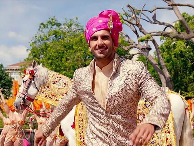 Ranveer Singh turns into a wedding photographer for Manyavar's 'Taiyaar  Hokar Aaiye' camp