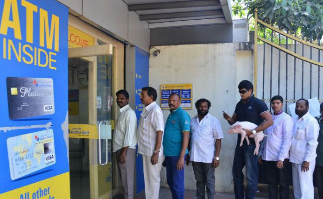 जब सूअर के बच्चे को गोद में लिए बैंक की लाइन में लगे तेलुगू अभिनेता रवि बाबू