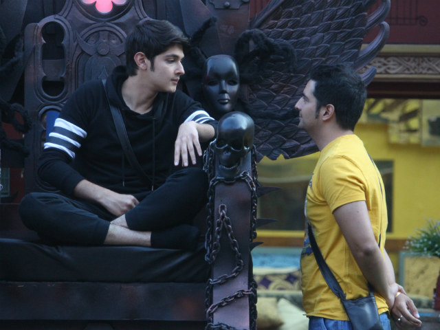 <i>Bigg Boss 10</i>: Karan Mehra Tears up Pic of Wife to Save Rohan Mehra