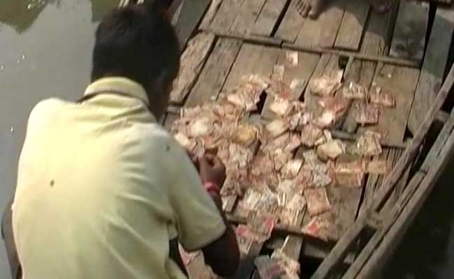 जलाने और कूड़े में फेंकने के बाद अब गंगा में भी बहाए जा रहे हैं 1000, 500 के नोट