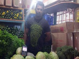 बेंगलुरु : खुदरा बाज़ार रसल मार्किट में प्लास्टिक मनी से खरीदें फल और सब्ज़ी बेंगलुरु : खुदरा बाज़ार रसल मार्किट में प्लास्टिक मनी से खरीदें फल और सब्ज़ी