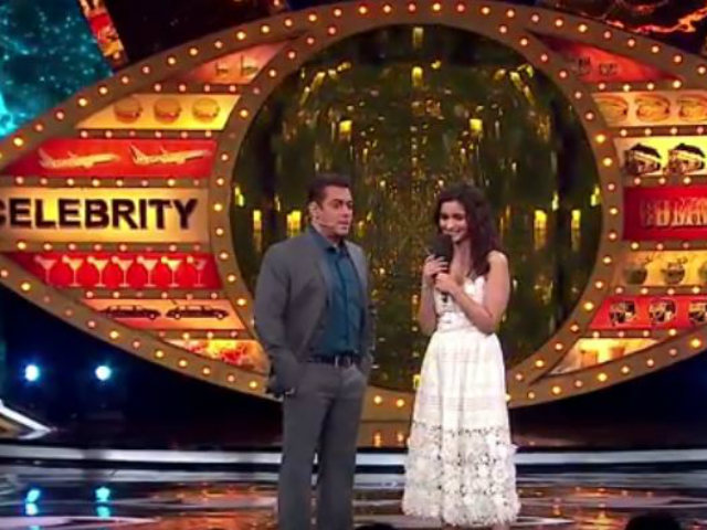 <i>Bigg Boss 10</i>: Salman Khan Sings <I>Jag Ghoomeya</i> For Alia Bhatt