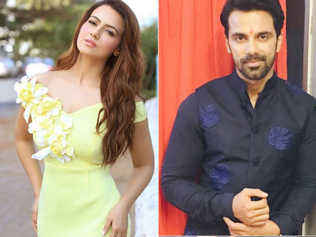 Sana Khan, Anuj Sachdeva and Other TV Celebs Welcome Demonetisation Move
