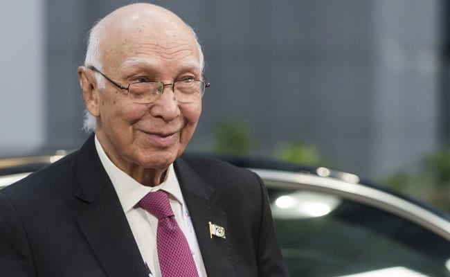 Sartaj Aziz Exchanges Pleasantries With PM Narendra Modi, Talks Uncertain