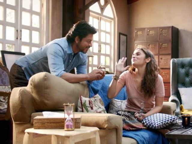 Alia Bhatt Wishes Shah Rukh Khan With New <I>Dear Zindagi</i> Pic on Birthday